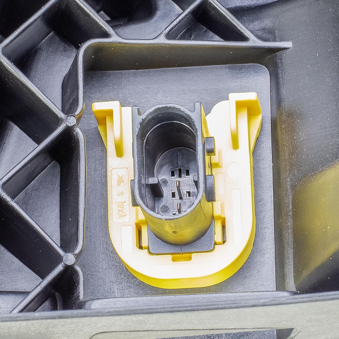 Aligoparts Driver Right Side O/S Fog Light Lamp Chrome Strip 24V for Volvo FH FM Version 4 (2012–2020)