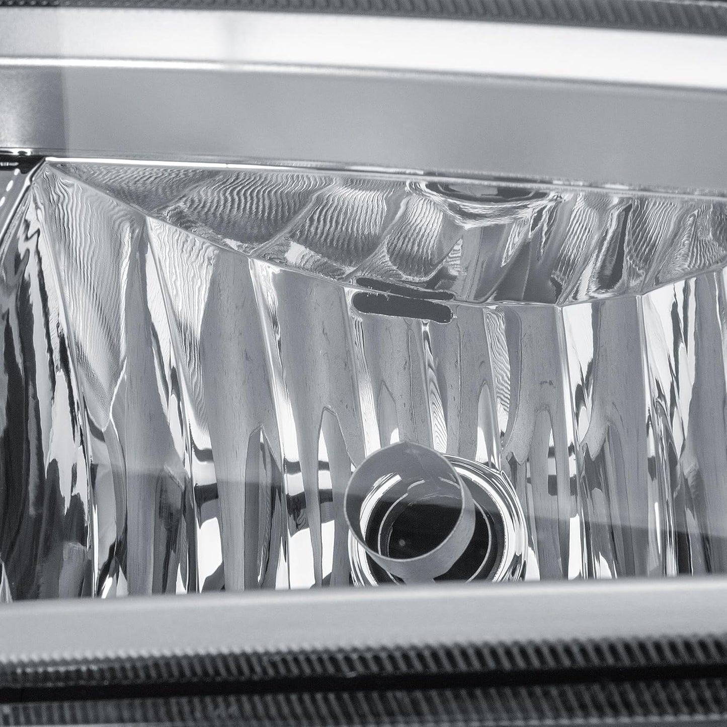 Aligoparts Driver Right Side O/S Fog Light Lamp Chrome Strip 24V for Volvo FH FM Version 4 (2012–2020)